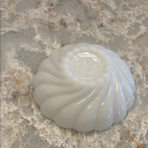 Elegant White Scalloped Bowl - Picture 3 of 4